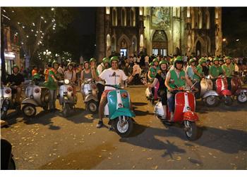 vespa tour hanoi -  HANOI AFTER DARK STREET FOOD TOUR 4 HOURS